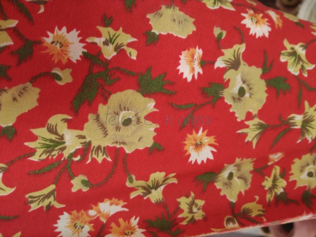 POPELIN FLORES FONDO ROJO